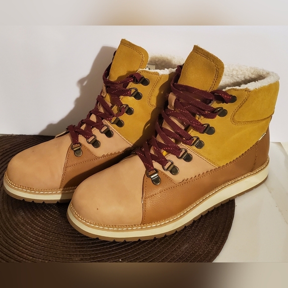 Women'sTan and Brown Boots - Picture 6 of 8